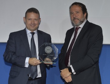 Carlos Von Prabucki de Atos recibe el premio de la mano de Markel Gruber de Global Switch.