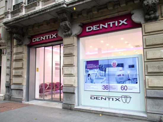 Clínica de Dentix con digital signage de LG.