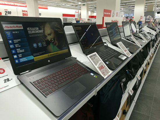 Ordenadores expuestos en una tienda de MediaMarkt.