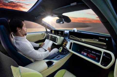 Conductor leyendo un libro en un coche autónomo.