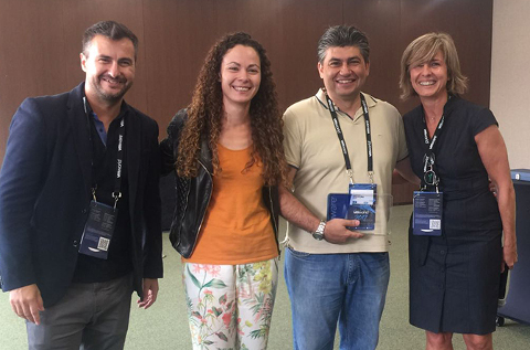 Margarita Sanz, a la derecha, entrega el premio de partner del año de VMware a Iecisa.
