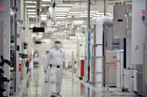 Operario en una de las fábricas de Intel.