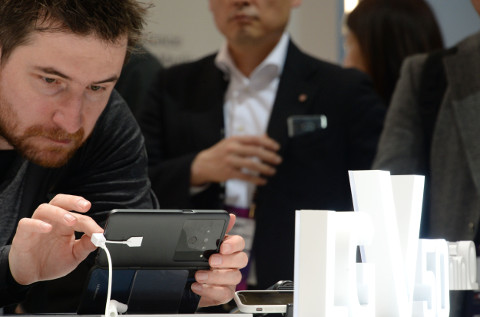 Un asistente interactúa con el móvil a través de gestos.