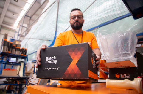 Un operario de PcComponentes durante el último Black Friday.