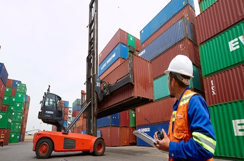 Movimiento de contenedores en un puerto.