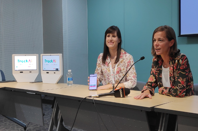 La oftalmóloga Victoria Pueyo, a la derecha.