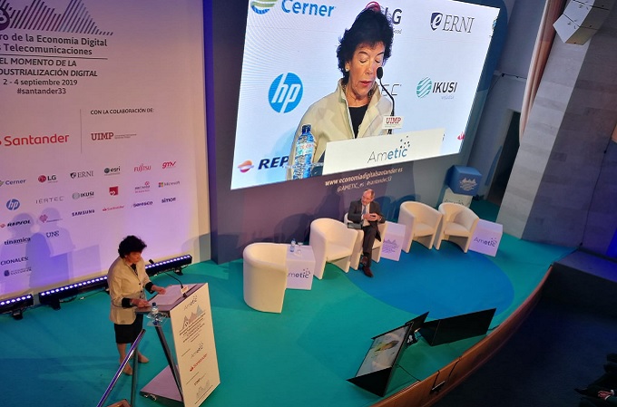 Isabel Celáa durante su presentación en la 33 edición del Encuentro que se celebra en Santander