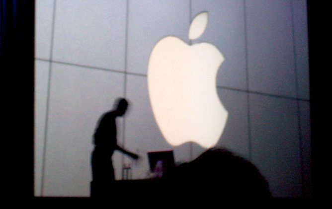 Logo de Apple en una tienda de la compañía.