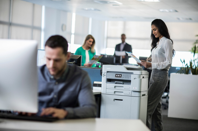 impresora de Brother en una oficina.