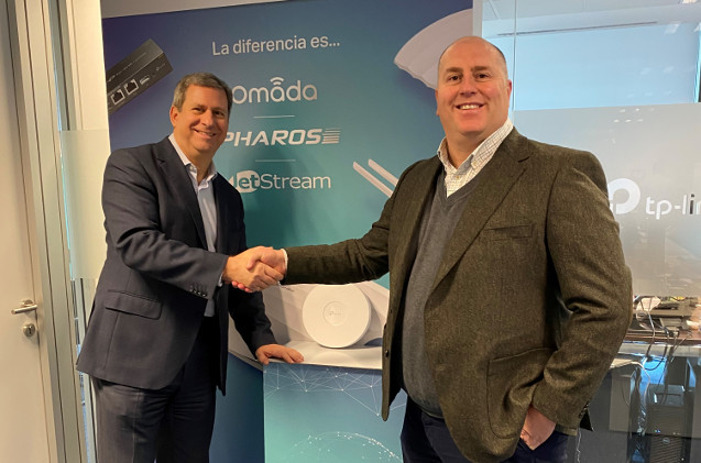 Chuck Cohen, de Ireo, estecha la mano de Álvaro Ausín, de TP-Link.