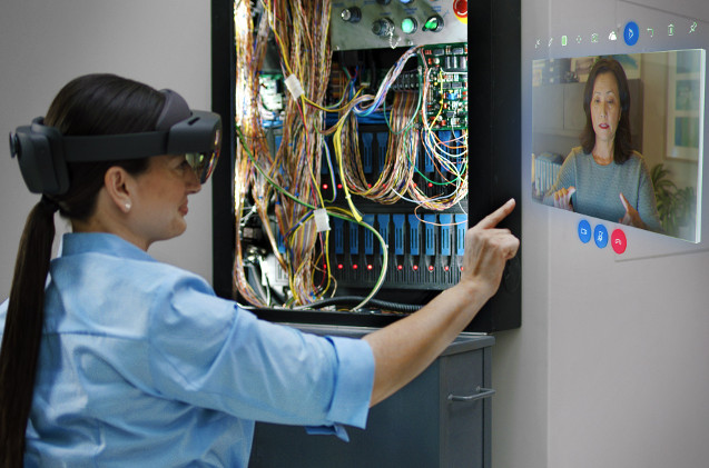 Operaria usando las gafas HoloLens de Microsoft.