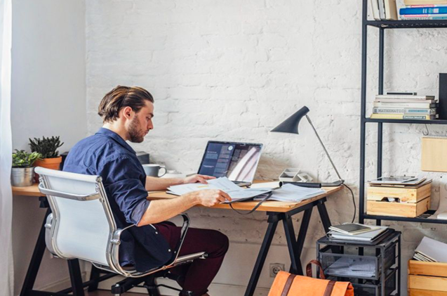 Una persona trabaja desde casa.