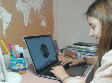 Una niña sigue las clases desde casa.