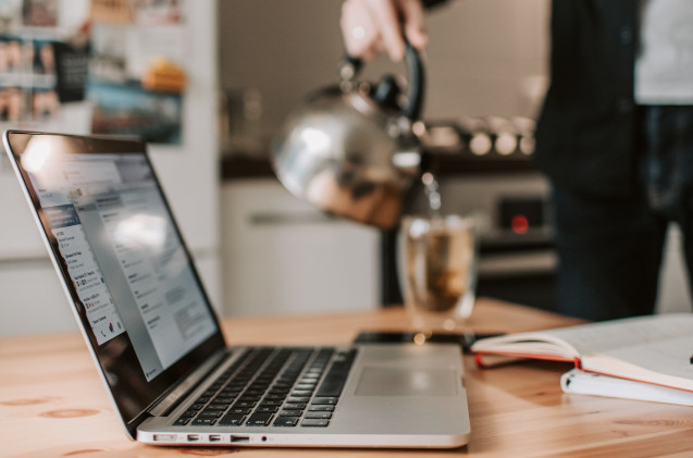 Un persona hace teletrabajo.