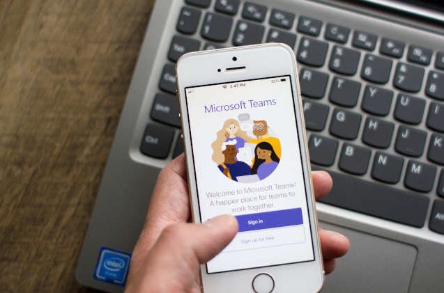 Un usuario trabaja con Microsoft Teams.
