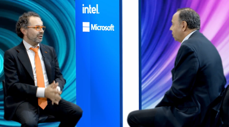 A la derecha, Ricardo Labarga, entrevistado por el Mago Moore durante la sesión plenaria.