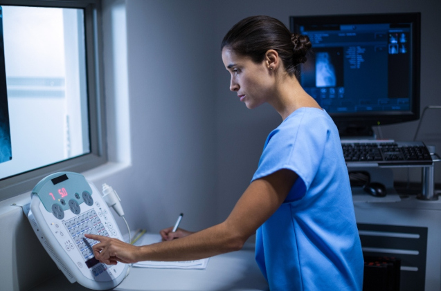 Sanitaria en el Hospital Sant Rafael de Barcelona.