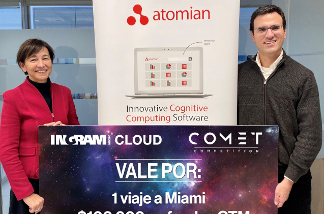 Atomian recoge su premio en el evento Comet de Ingram Micro.