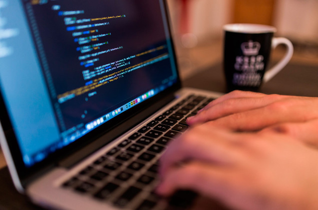 Una persona desarrolla software.