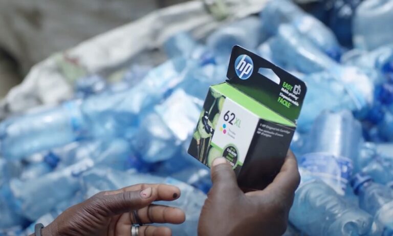 Los cartuchos de HP están hechos con plásticos reciclados de botellas.