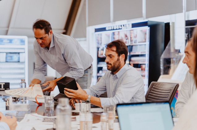 Personal de Zedis trabajando en sus instalaciones.