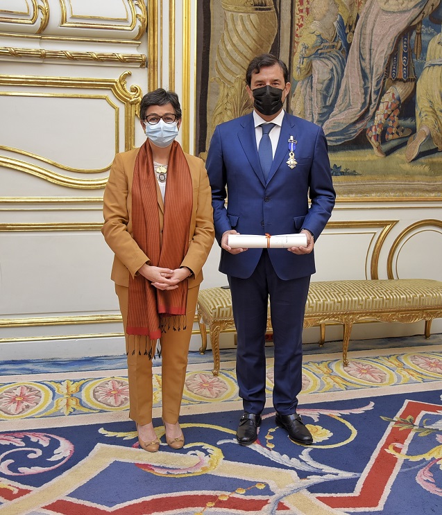 Arancha González Laya, Ministra de Asuntos Exteriores, Unión Europea y Cooperación ha impuesto este reconocimiento a César Cernuda por estrechar los lazos comerciales entre España y Estados Unidos