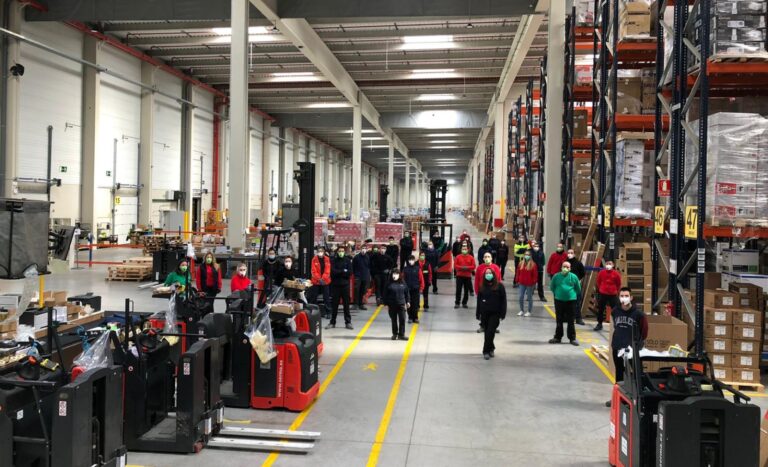 Operarios en el almacén de Esprinet durante los primeros meses de la pandemia.