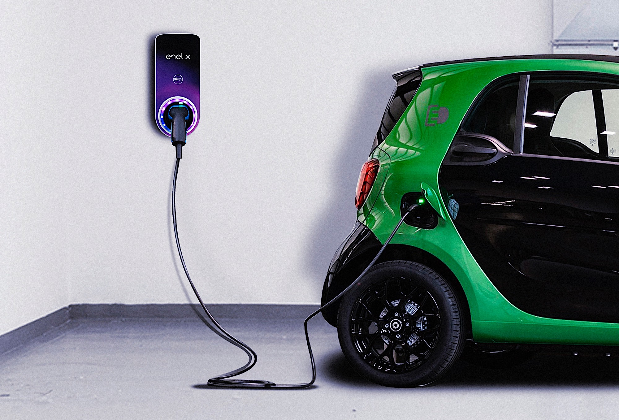 Punto de recarga de coche eléctrico JuiceBox de Enel X.