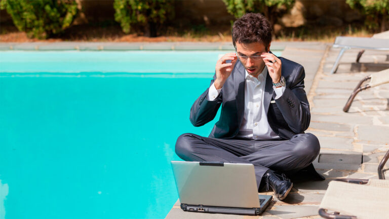 Una persona trabaja en verano.