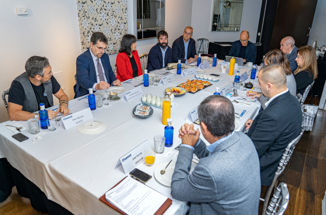 DEBATE: Menos máquinas y más profes preparados para digitalizar de una vez el sector educativo