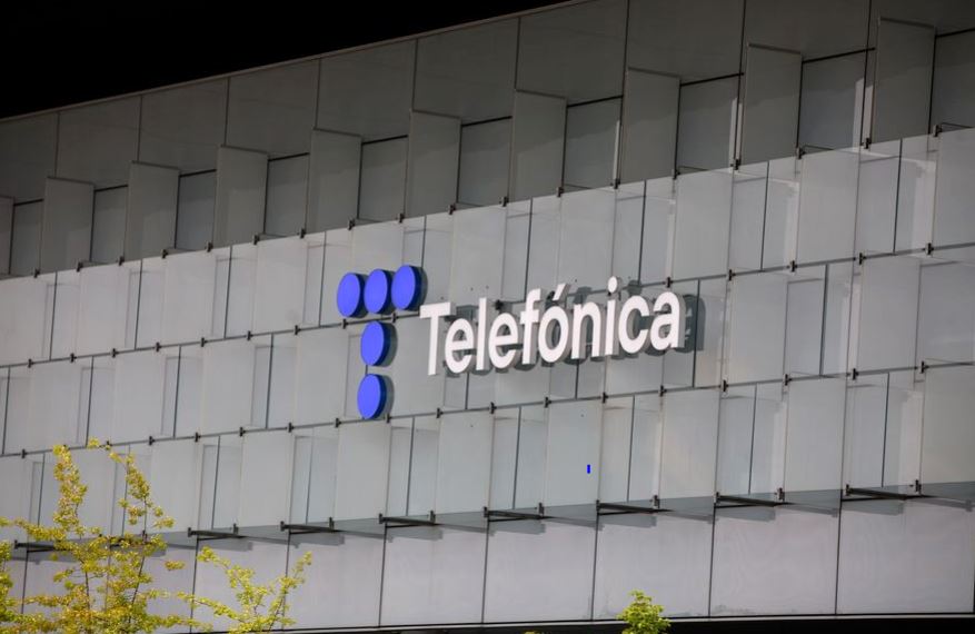Sede de Telefónica con el nuevo logo de la compañía.