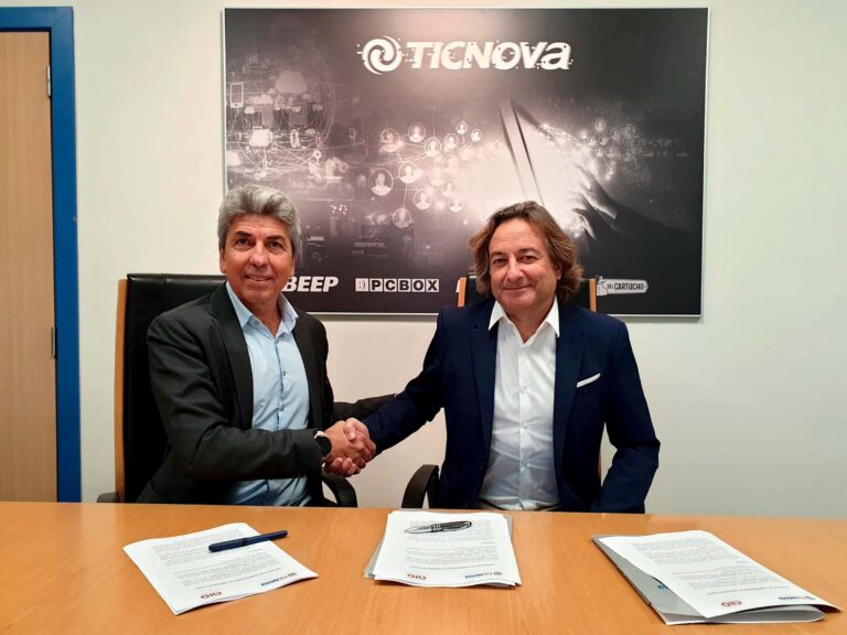 Joan Ballester, CEO de Ticnova, y Ricard Carbó, CEO de AIO, en el momento de la firma.