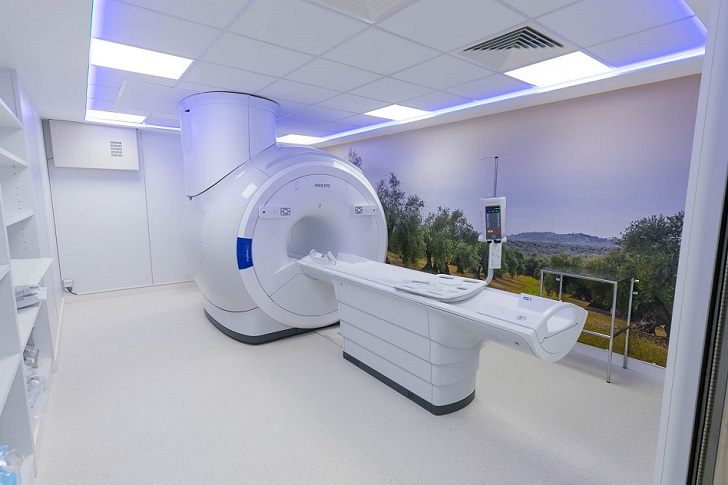 Equipo de diagnóstico en un centro de HT Médica,