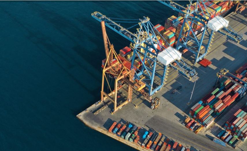 Contenedores en un puerto logístico.