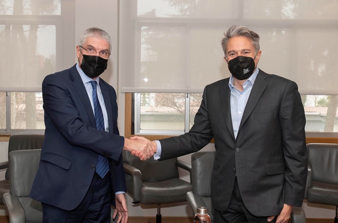 El Presidente de Renfe, Isaías Táboas (a la izquierda) y Alberto Granados, Presidente de Microsoft España