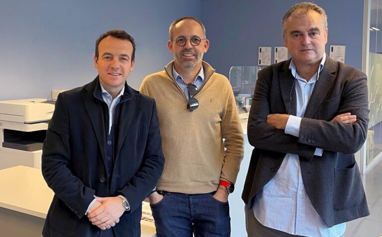 De izquierda a derecha, Carlos Iribarren, director de Seidor One; Sylvain Fauriel, presidente de Work Well y director de la nueva Seidor Work Well; y Alejandro Daniel, director general adjunto de Seidor.