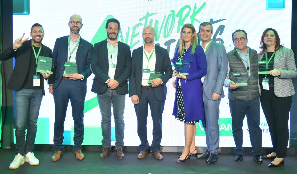 Foto de familia de partners premiados por Veeam en 2021.