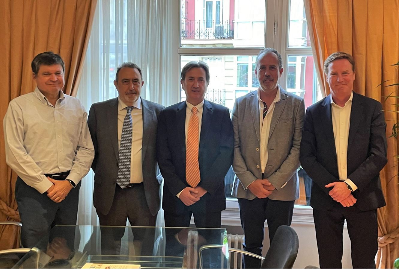En el centro Manuel Íñigo, Fernando Antolín y José Luis Pradillo de Altai Soft, junto a Justino Martínez, director general de Zucchetti Spain (izda.) y Jaime Rodríguez, director de la división RRHH de Zucchetti Spain.