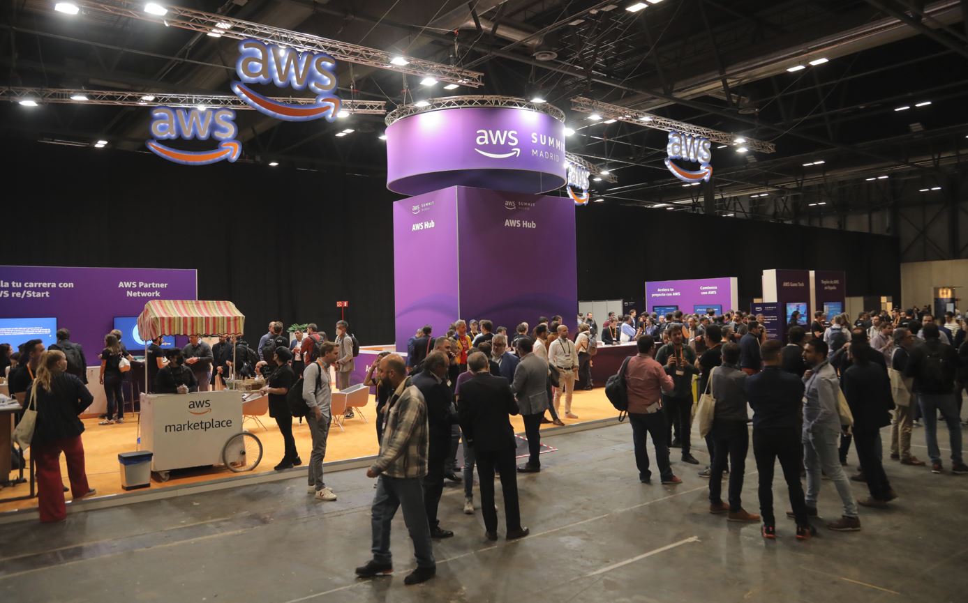 Aspecto de la zona de expositores del AWS Summit 2022 de Madrid.