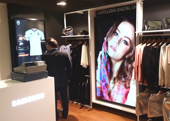 Dispositivos de cartelería digital de Samsung desplegados en una tienda.