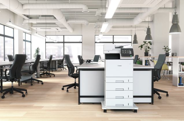 Oficina equipada con impresora de Canon.