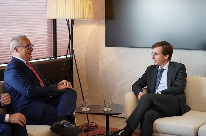 Jose Luis Martinez-Almeida, alcalde de Madrid y Albert Triola, Director General de Oracle España, en las oficinas de Oracle en Madrid.