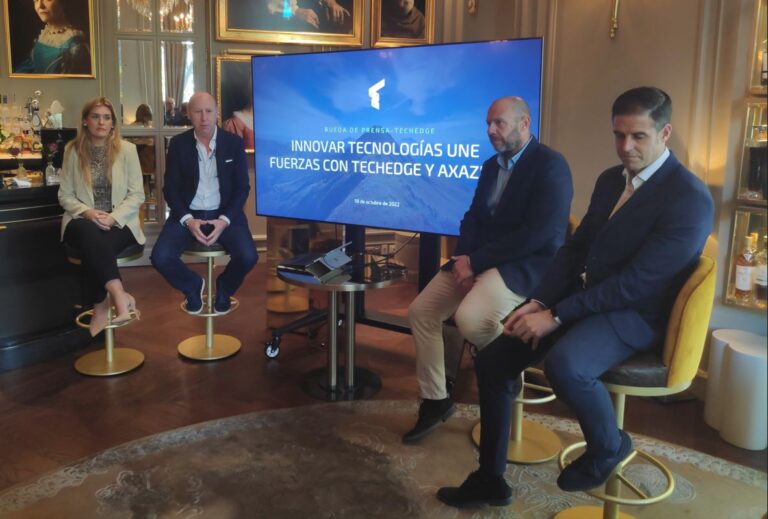 De izquierda a derecha: Carolina Martínez (Innovar), José Manuel Nieto (Techedge), Miguel de la Calle (Techedge) y Antonio Gilabert (Axazure).