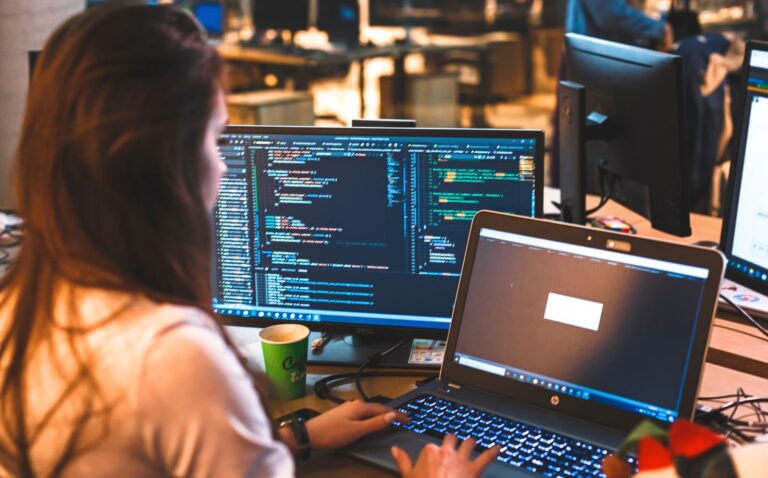 La remuneración y la baja tasa de paro: incentivos para atraer a las mujeres a las TI