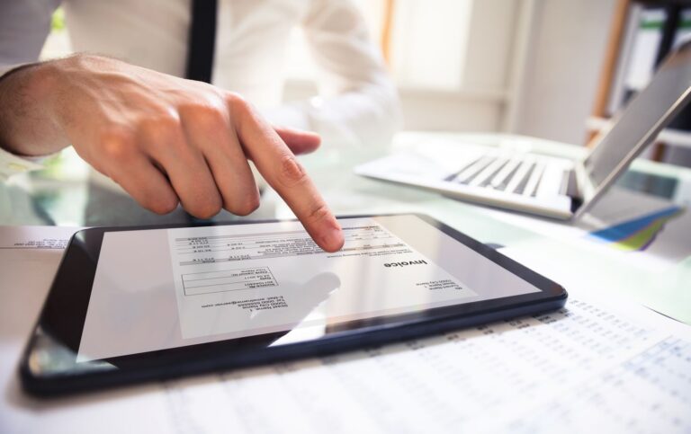 Un empleado abre una factura electrónica.