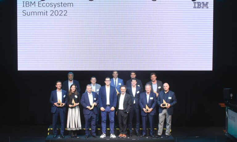 Foto de familia de los mejores partners de IBM en 2022.