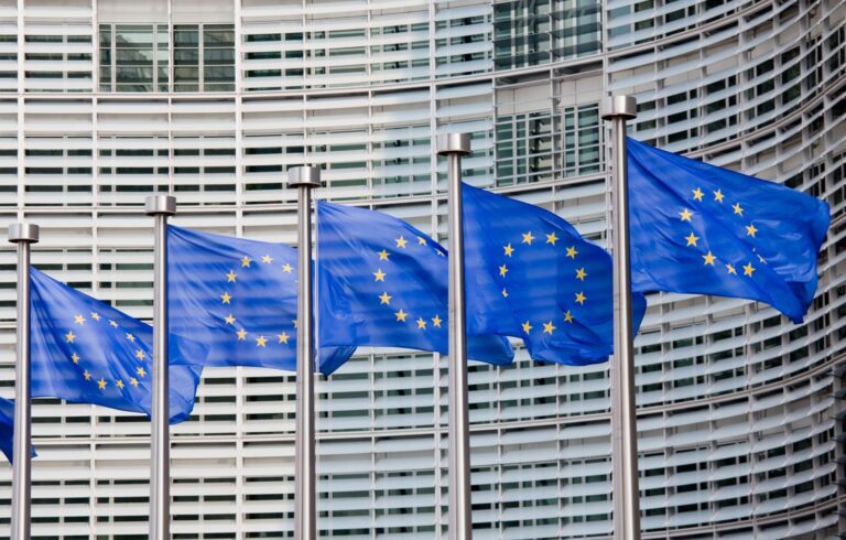 Unión Europea (ADOBE).