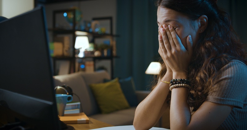 Un teletrabajador muestra cansancio (Adobe).