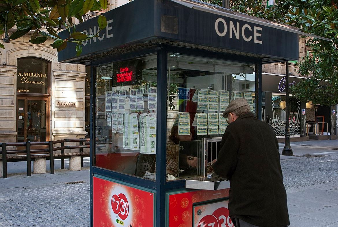 Puesto de venta de la ONCE (Wikimedia Commons).
