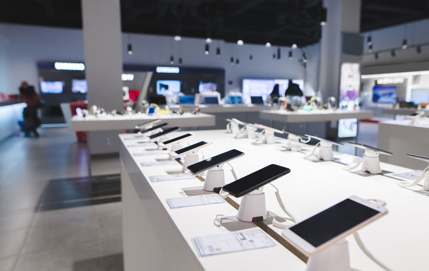 Tienda con smartphones expuestos (Adobe).